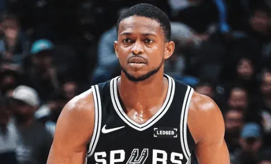 福克斯今日共命中6记三分创赛季新高，此前最多为5记三分