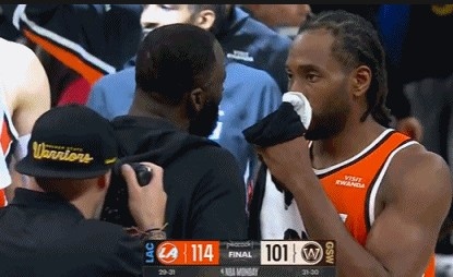 V体育下载-场下是朋友！赛后小卡&amp;加兰分别与追梦拥抱聊天 小卡还与库里交谈