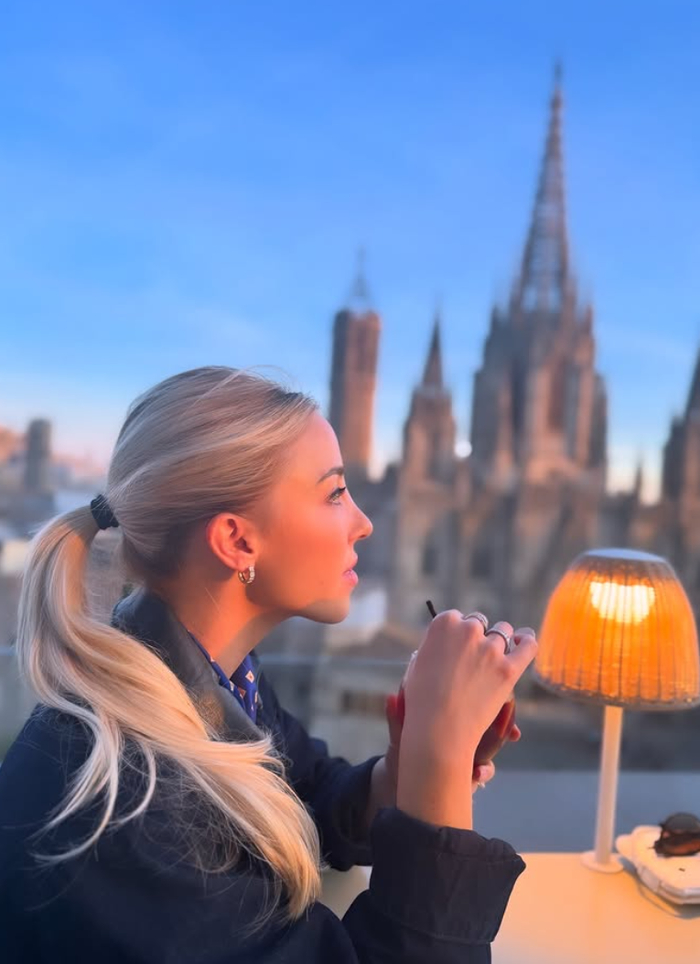 V体育下载-哈登前队友的娇妻晒绝美侧颜！她曾被誉为是NBA最美女记者|詹姆斯·哈登|德克尔|休斯敦火箭队|萨姆-德克尔|洛杉矶快船队_新浪体育_新浪新闻