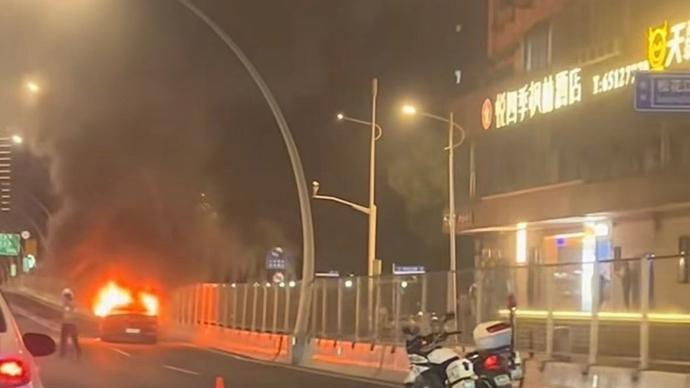 V体育平台-今晚中环内圈一辆轿车起火 所幸无人伤亡